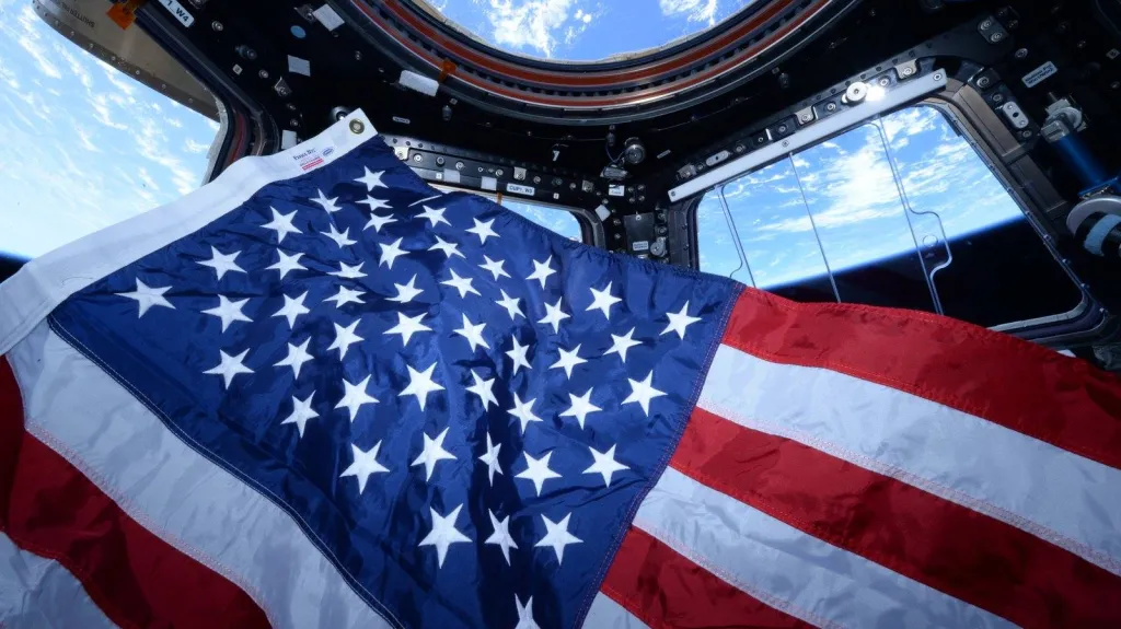 Americká vlajka ve vesmíru