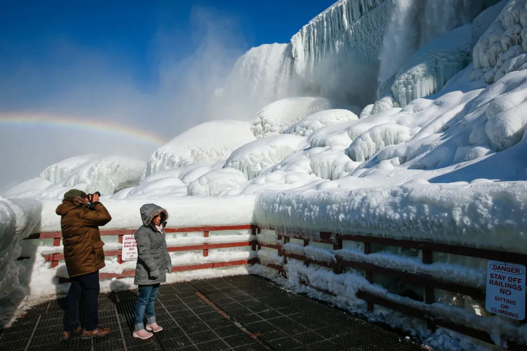 Návštěvníci se musí před návštěvou Niagarských vodopádů pořádně obléci, v okolí vodopádů se pohybuje teplota hluboko pod bodem mrazu. Navíc vodní mlha, která se roznáší z padající vody do okolí, rychle zamrzá