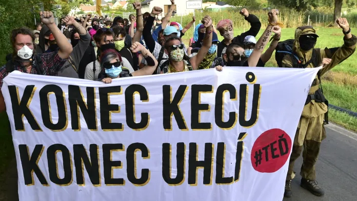 Ekologičtí aktivisté pronikli s transparenty do uhelného lomu Vršany