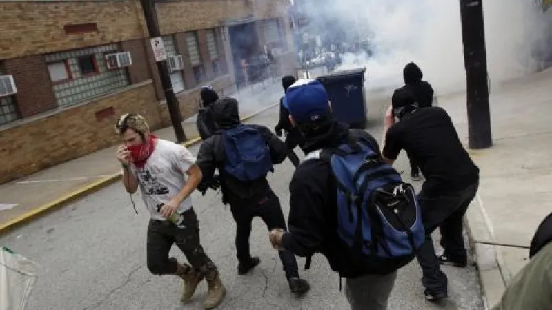 Policie opětuje útok demonstrantům slzným plynem