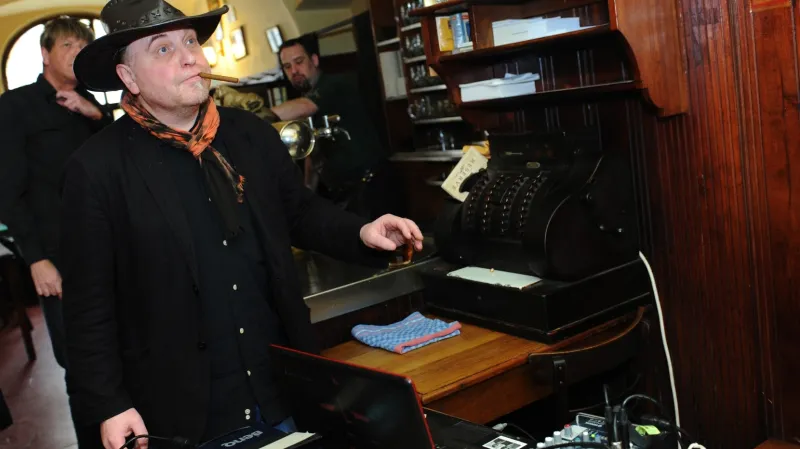 Režisér Oliver Malina Morgenstern po tiskové konferenci k filmu Takže se stalo, že...(26. 3. 2014)