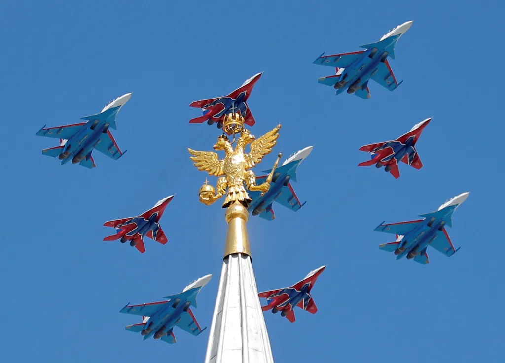 Ruské bojové letouny Mig-21 a Su-30 týmů letecké akrobacie při přehlídce nad Rudým náměstím v Moskvě během oslav Dne vítězství