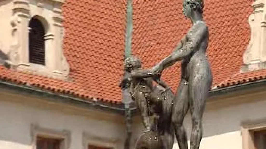 Socha Venuše s Amorem na delfínovi