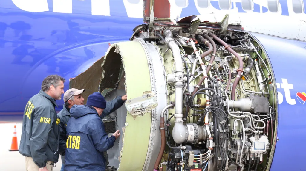 Inspektoři zkoumají zničený motor letadla Southwest Airlines