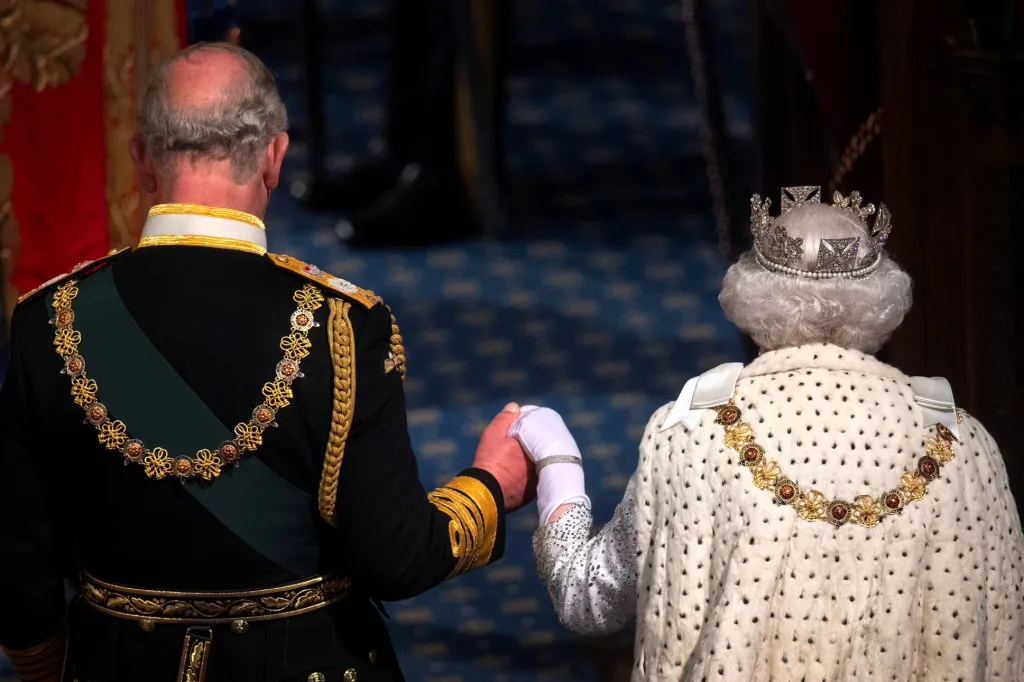 Princ Charles a královna Alžběta II. byli zachyceni během slavnostního otevření britského parlamentu ve Sněmovně lordů v paláci Westminster