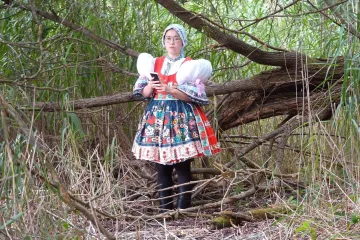 Folklore is not dead, tvrdí výstava. Jen ho místo krojů zajímá spíš nacionalismus nebo gender