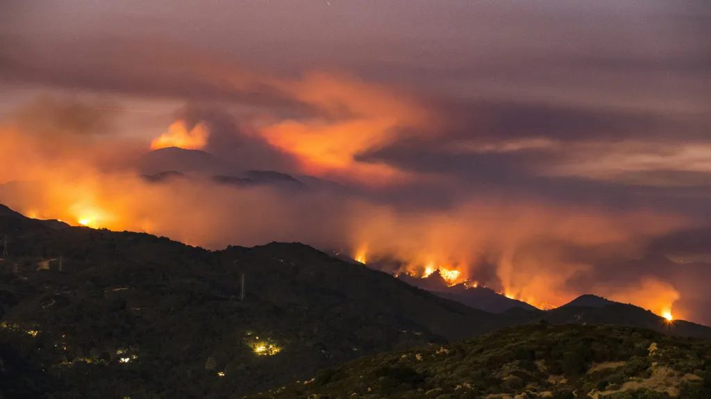 Jižní Kalifornie. Požár v okrsku Santa Barbara