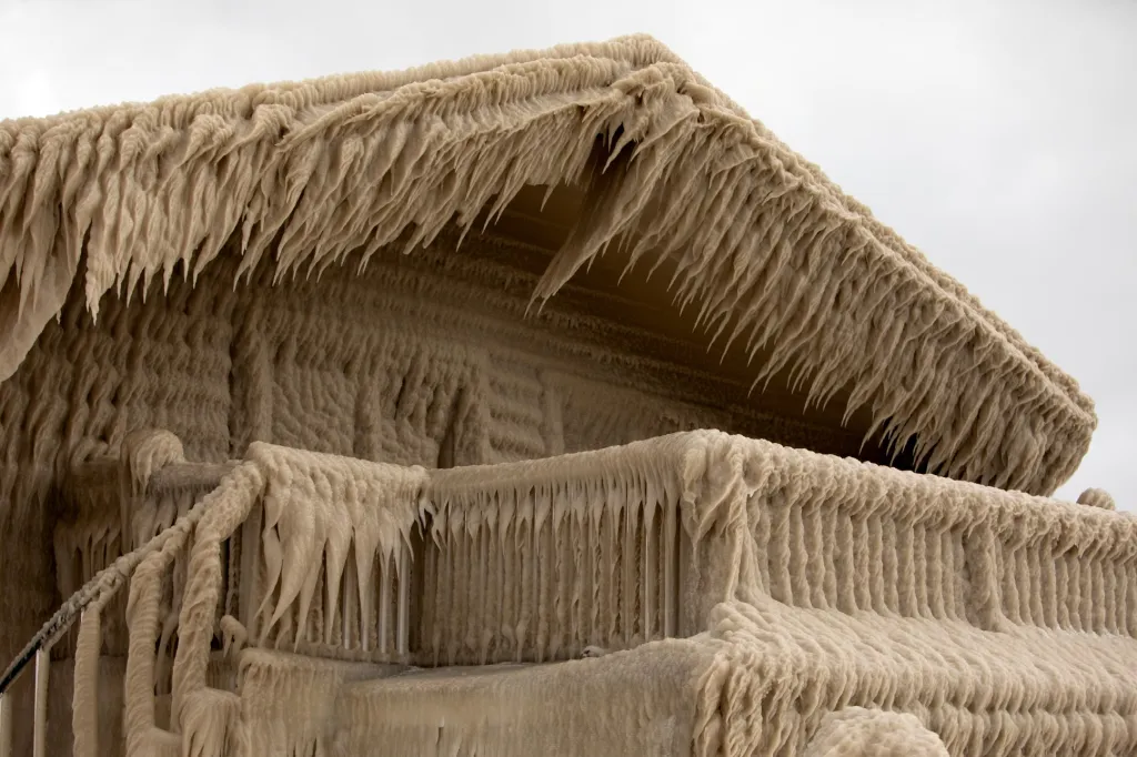 V únoru zasáhl město Hamburg v americkém státě New York ledový blizard. Ten uvěznil v ledové krustě obyvatele desítek domů v oblasti