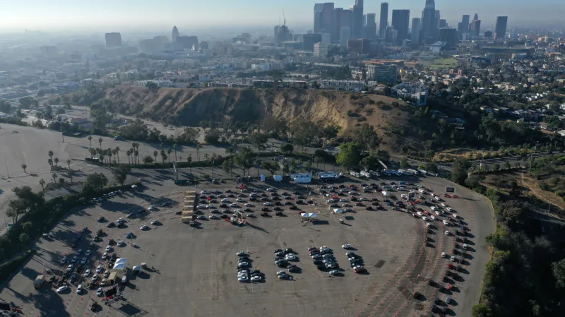 V Los Angeles vznikly při čekání na koronavirové testy dlouhé fronty