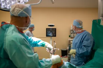 Lidé na náhradu kloubu čekají až tři roky. Změnit to mají i roboti