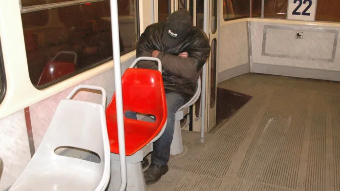 Bezdomovec v pražské tramvaji