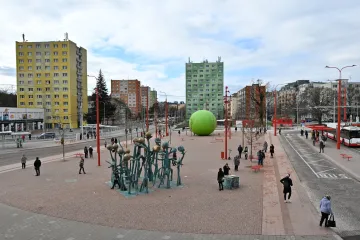 Brněnské Mendlovo náměstí je opravené, zdobí ho bronzový monument Hrachovina