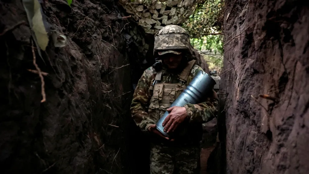 Ukrajinský voják s dělostřeleckou municí