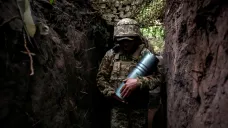 Ukrajinský voják s dělostřeleckou municí