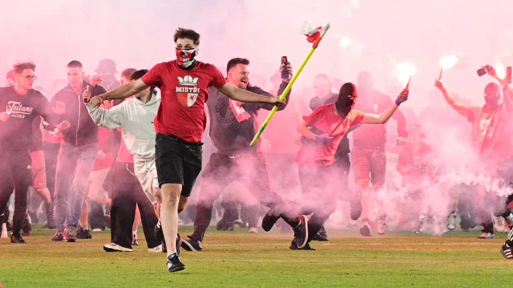 Fanoušci Slavie na hrací ploše 9. května 2026