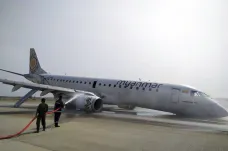 PODÍVEJTE SE: Letadlo v Myanmaru přistálo jako zázrakem bez podvozku, pilot je za hrdinu