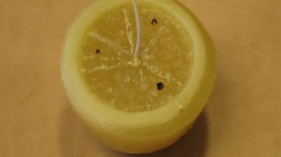 Svíčka připomínající rozkrojený citron