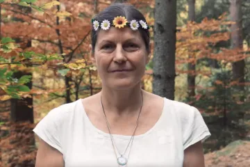 Za videem, v němž se ženy omlouvají mužům, je byznys s výživovými doplňky i s kurzy