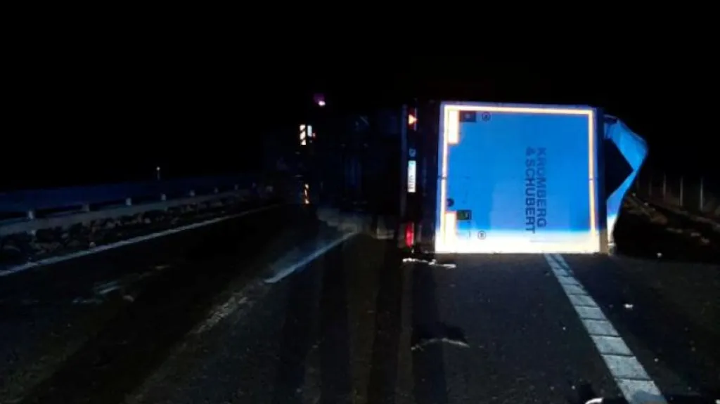 Převrácený kamion na D2