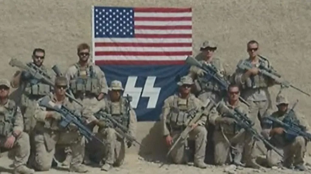 Američtí vojáci s vlajkou SS
