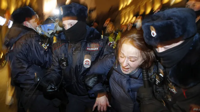 Ruští policisté zakročují proti protestujícím