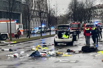 V Mnichově vjelo auto do lidí, třicet zranilo