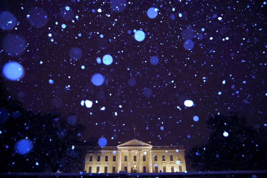 Sníh během zimní bouře Gia nad Bílým domem při nejdelší rozpočtové krizi v historii USA