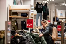 Růst tržeb maloobchodníků pokračuje, meziročně ale zpomalil