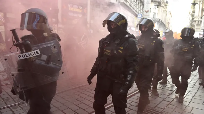 Policisté dohlížejí na pochod radikálů a jejich odpůrce v Brně
