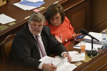 Sněmovna odložila zvýšení daní i změnu rodičovské