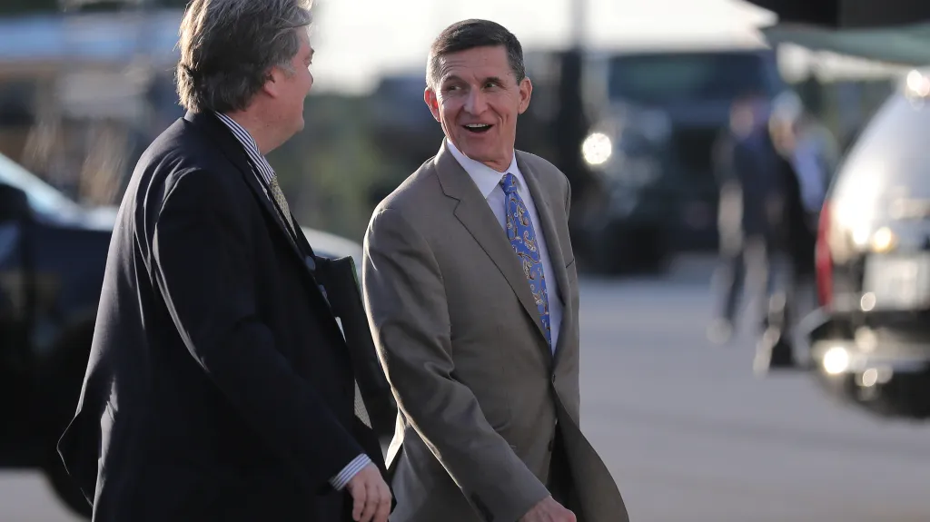 Flynn (vpravo) s Trumpovým šéfporadcem Stevem Bannonem
