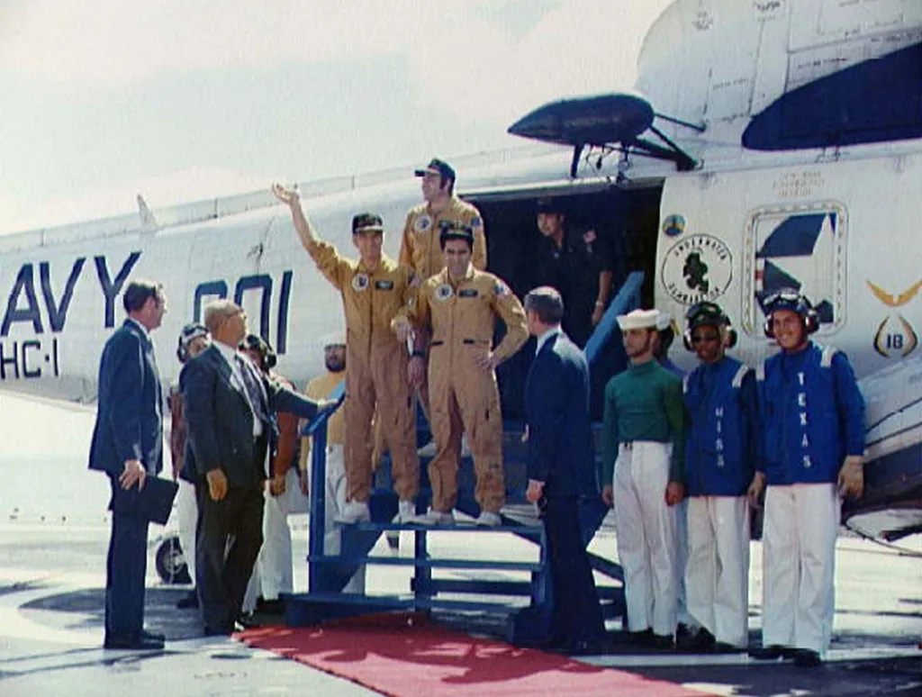 Členové posádky přilétají na palubu, čímž uzavírají program Apollo