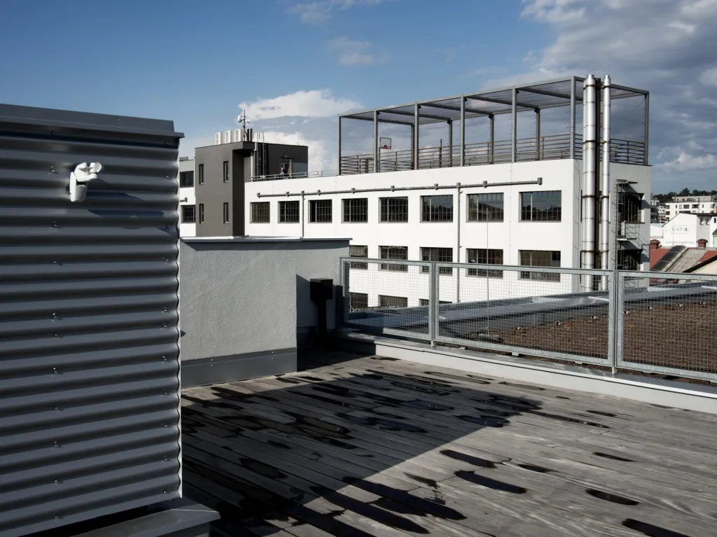 Basketbalové hřistě v kombinaci s netradičním výhledem na Vysočany