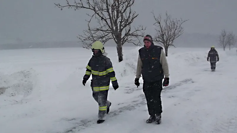 Hasiči vyprošťovali uvízlé řidiče