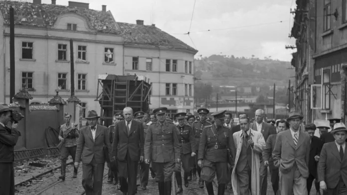 Ministr vnitra Václav Nosek (2.zleva) a ministr národní obrany Ludvík Svoboda (3.zleva) si prohlíží 1. srpna 1945 spáleniště.