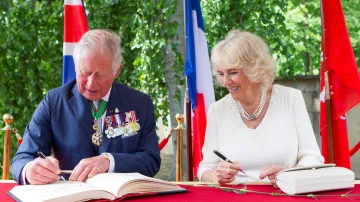 Princ Charles a Camilla, vévodkyně z Cornwallu, při ceremonii ve francouzském Lyonu