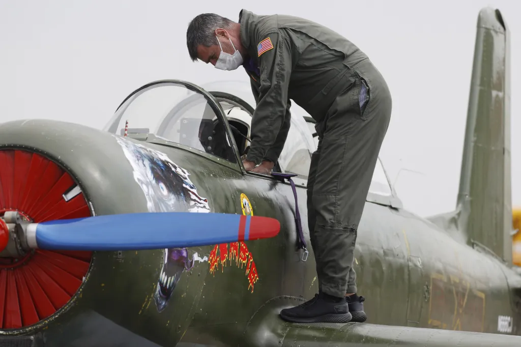 Piloti z Colorada věnují prostředky z letecké exhibice na podporu státu Colorado v souvislosti s bojem proti nemoci Covid-19