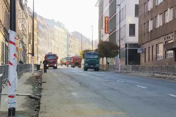 Začala úplná uzavírka v Koněvově ulici na Žižkově. Řidiči musí do Olšanské