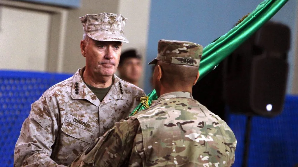 Joseph Dunford (vlevo) přebírá vlajku ISAF