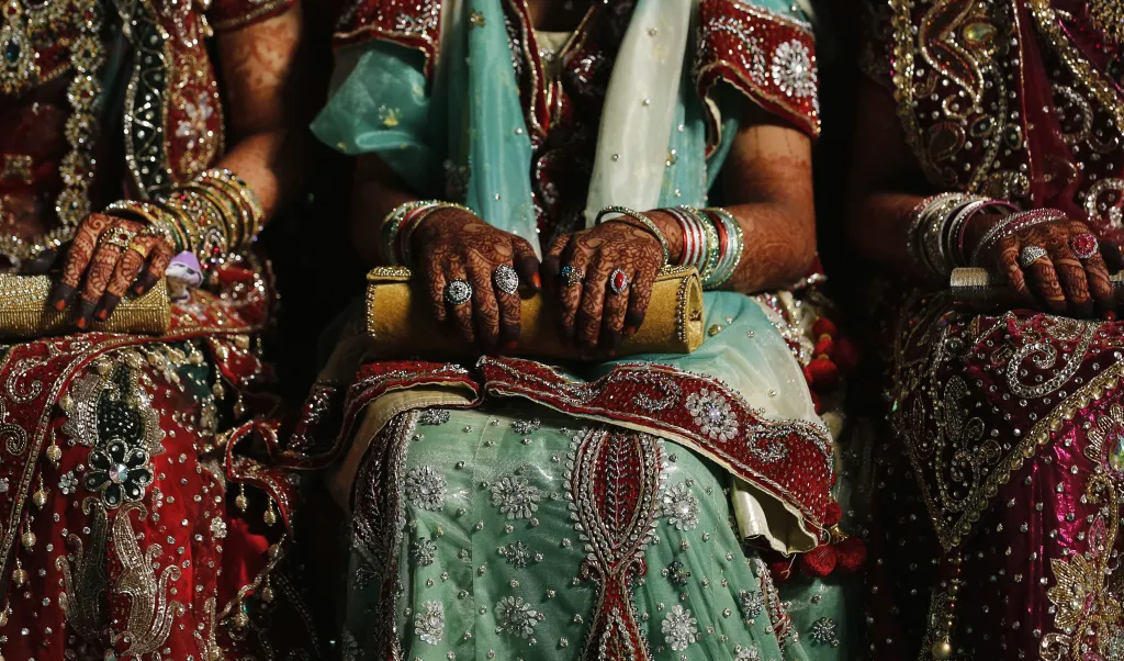 Muslimské nevěsty čekají na zahájení svého hromadného svatebního obřadu. Celkem 35 párů složilo svatební sliby během masového obřadu organizovaného dobrovolnou organizací. Mumbai, Indie, 2014