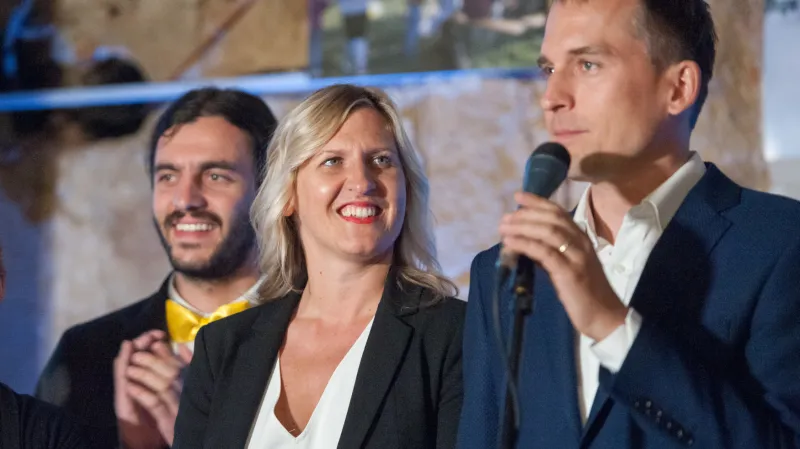 Lídr uskupení Praha Sobě Jan Čižinský (vpravo) a dvojka jeho kandidátky Hana Třeštíková