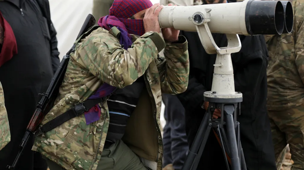 Příslušníci povstalecké Svobodné syrské armády usilují s podporou Turků o získání Afrínu