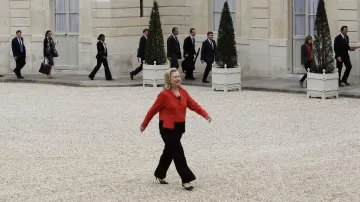 Hillary Clintonová míří na konferenci o Libyi