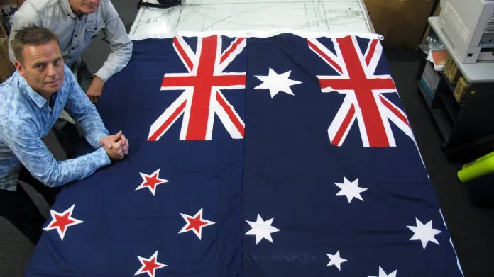 Vlajka Nového Zélandu vlevo a Austrálie vpravo