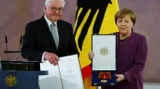 Německý prezident Frank-Walter Steinmeier při udělování řádu bývalé kancléřce Angele Merkelové