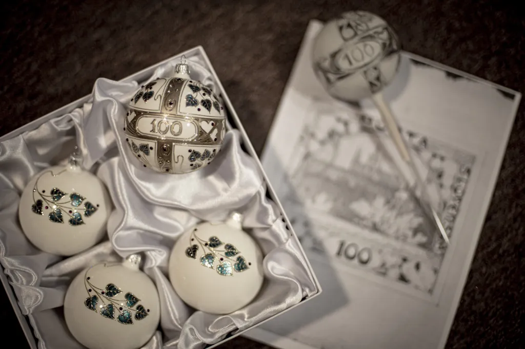 Čínská plastová konkurence souboj zatím prohrává. Dlouhodobě se neumí vyrovnat ruční práci, která je u vánočních ozdob tak ceněná. Vznikají originální série věnované například historii českých zemí. Na fotografii jsou ozdoby vytvořené ke sto letům vzniku Československa. Inspirace pochází z návrhů prvních známek vytvořených Alfonsem Muchou