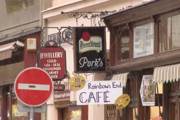 Praha krotí reklamní cirkus. Vytvořila pravidla, jak mají vypadat poutače a nápisy v obchodech