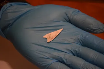 Moravské šípy staré čtyři tisíce let sloužily k zabíjení lidí. Prokázaly to experimenty brněnských archeologů