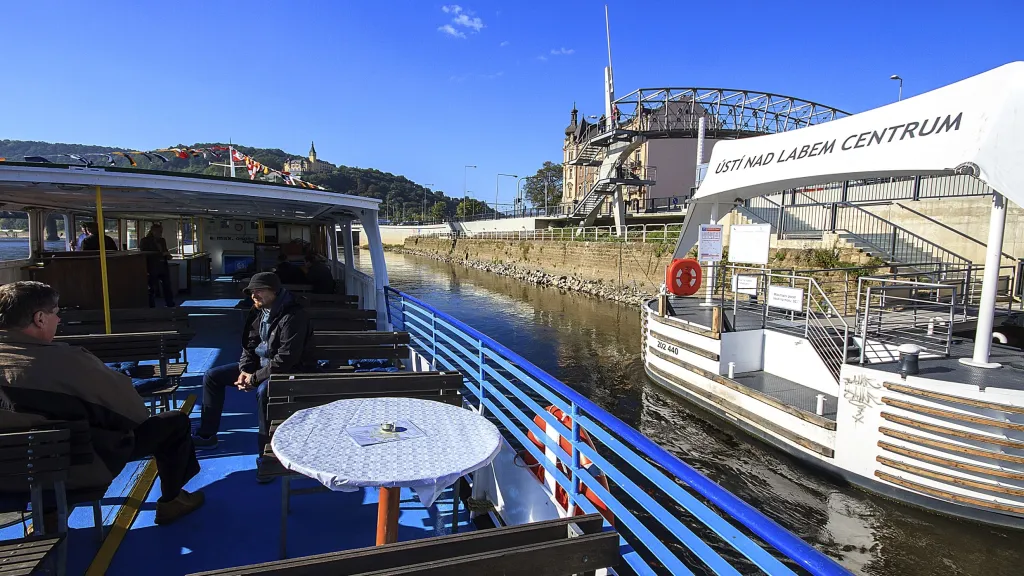 Loď vyplouvá z přístaviště