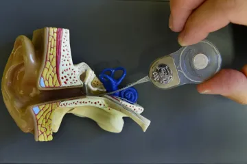 Vědci studují, jak komunikují děti s kochleárním implantátem